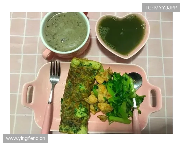 崔家溪训练完回家路上还在啃鸡胸肉，这人是真把日子过成打卡表了