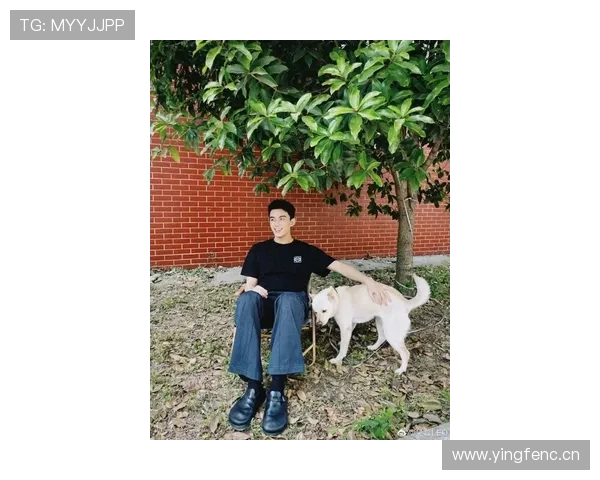 张楠退役后住进月租八万的顶层复式，每天五点起床遛狗顺带跑个半马